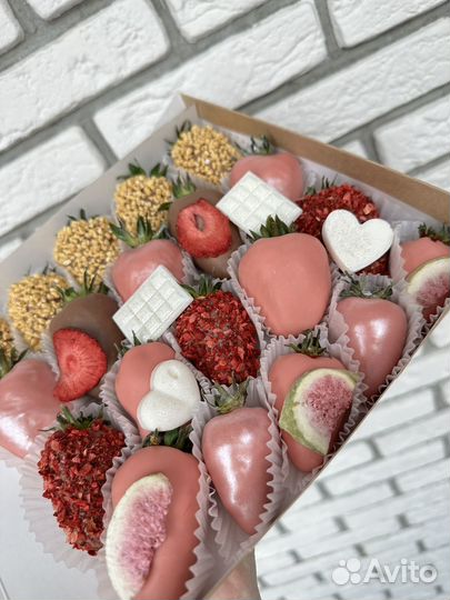 Клубника в шоколаде и конфеты ручной работы