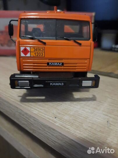 Коллекционная машина 1:43