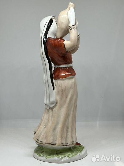 Статуэтка фарфор девушка С кувшином Ереван СССР