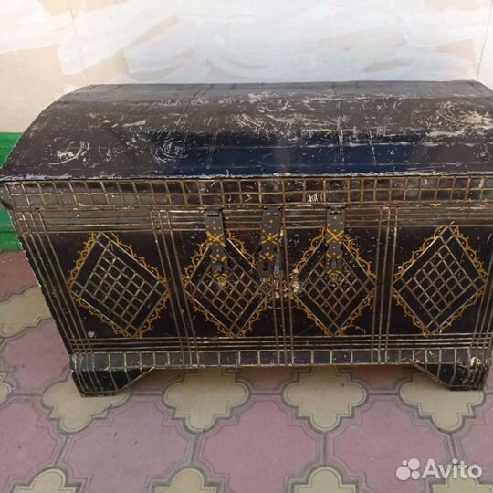 Сундук старинный