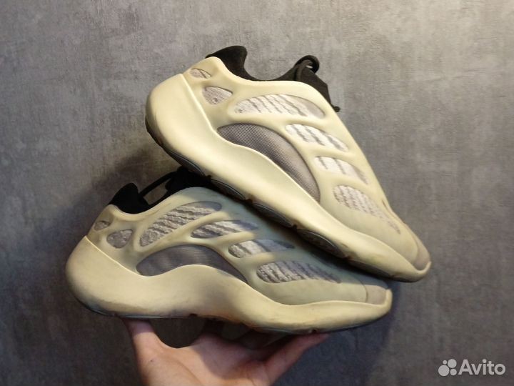 Adidas Yeezy boost 700 v3