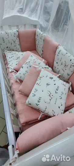 Детская кроватка с маятником