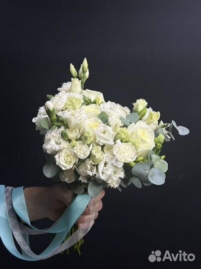 Букет невесты раскидистый с эустомой и розами