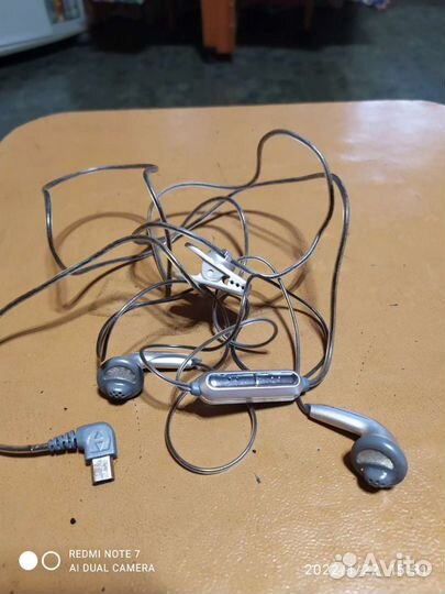 Проводные наушники