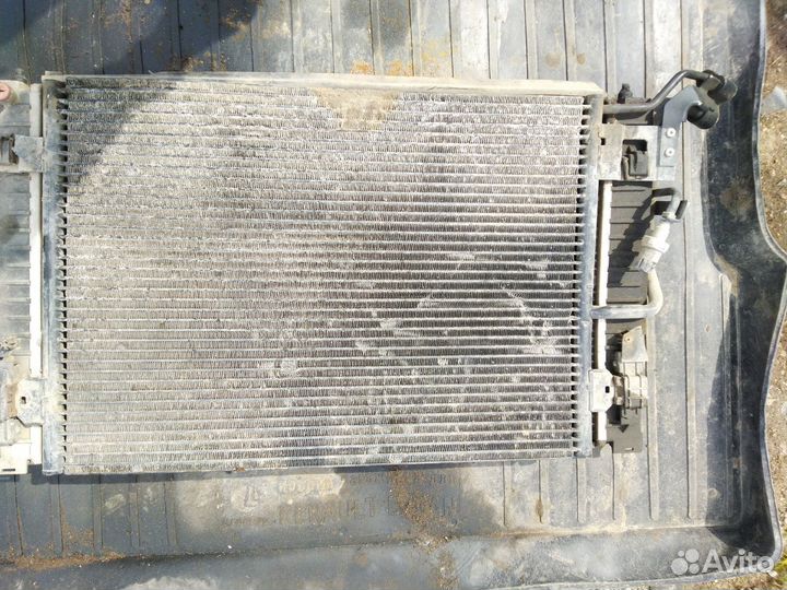 Радиатор охлаждения двигателя Volkswagen Passat