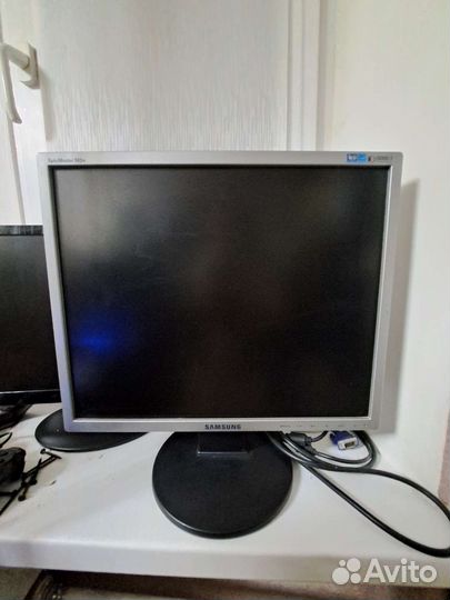Монитор Samsung 943N