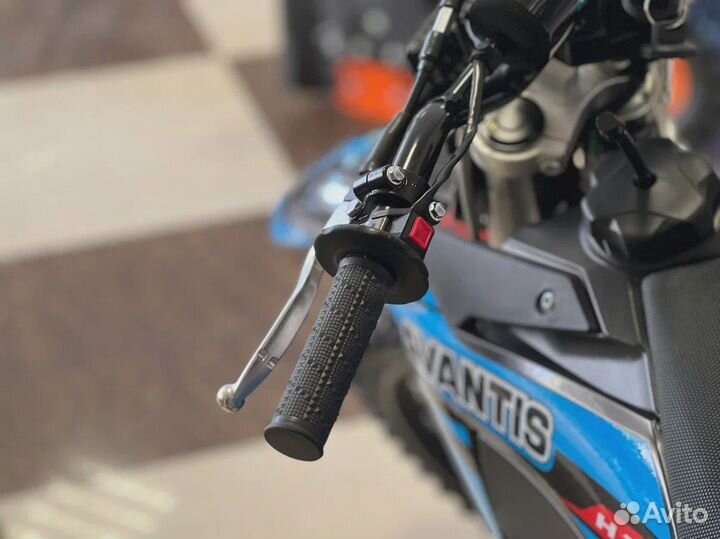 Компактный питбайк Avantis H12 Basic 17/14 с экономичным расходом топлива