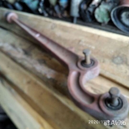 Кронштейн передней балки Ландровер дискавери1,дефе