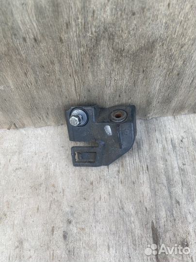 Кронштейн левой фары VW passat Cc