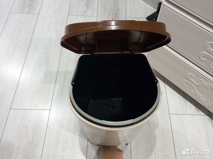 Выдвижное мусорное ведро с педалью