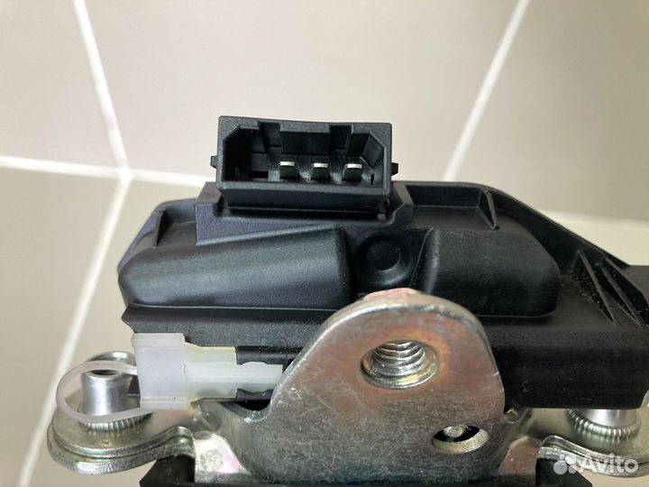 Замок двери багажника Skoda Fabia 2010-2015 г.в