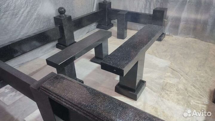 Ограда на кладбище из гранита