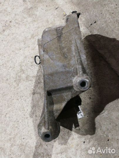 Кронштейн кпп Volvo V70 2