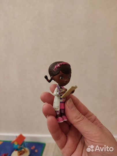 Кукла-фигурка Доктор Плюшева с чемоданом