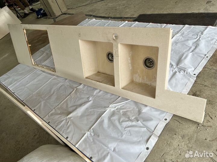 Столешница с двойной раковиной из камня