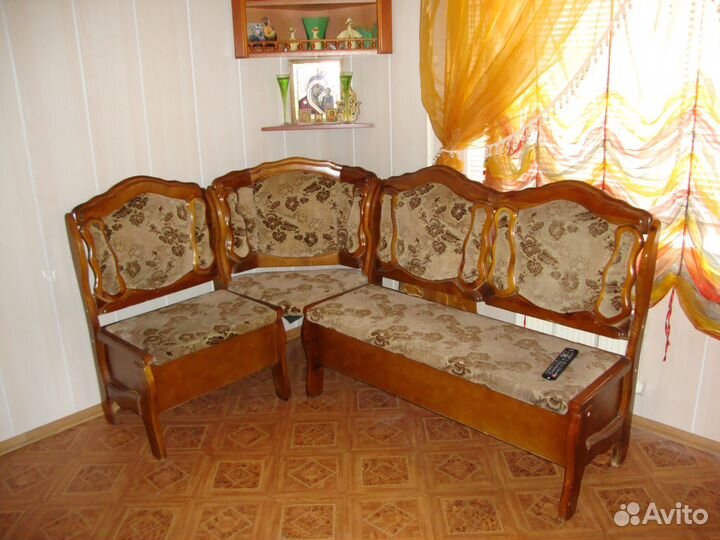 Резной деревянный уголок