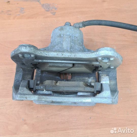 Суппорт тормозной передний правый Kia Seltos 1