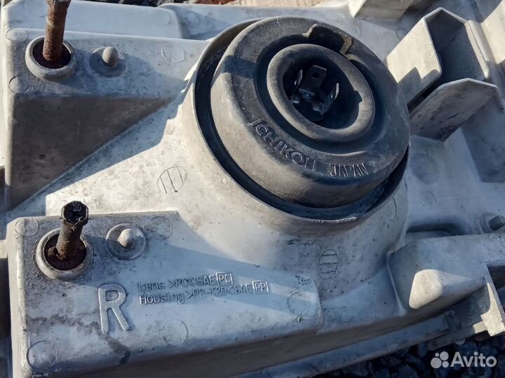 Фара с поворотником Nissan Serena