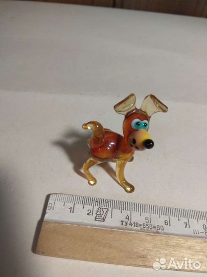 Стеклянная фигурка собака