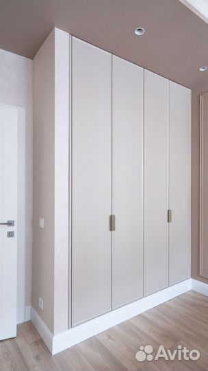 Шкаф с встроенной гладильной доской