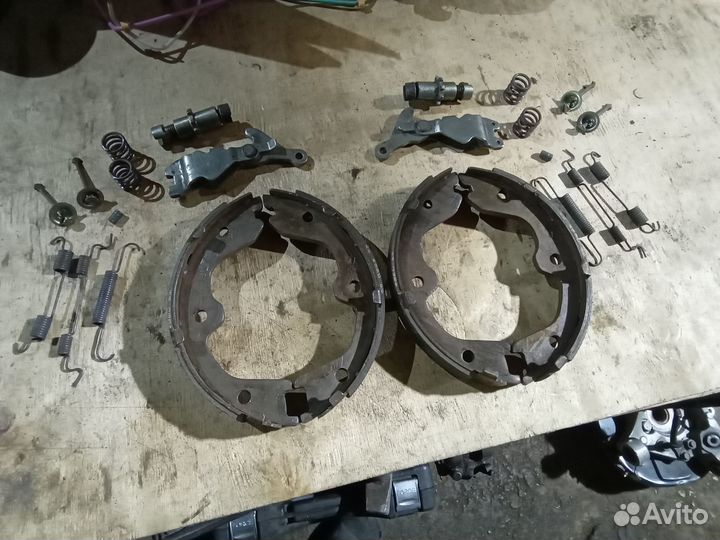 Колодки ручника с механизмами Nissan Cima