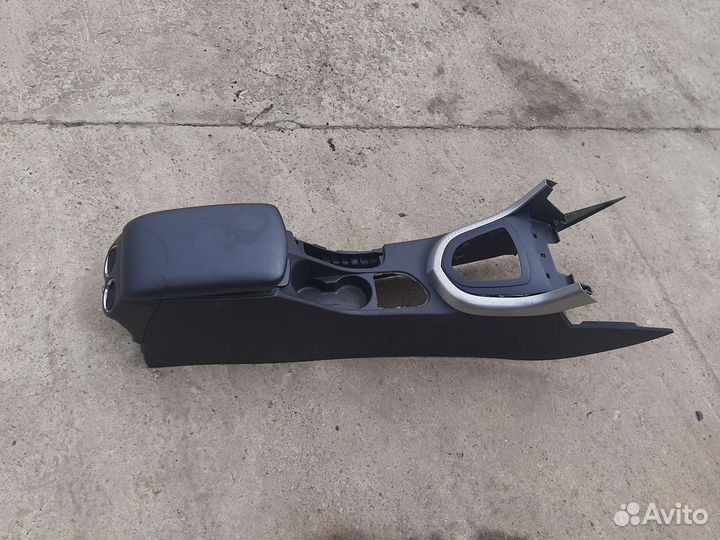 Подлокотник Peugeot 308