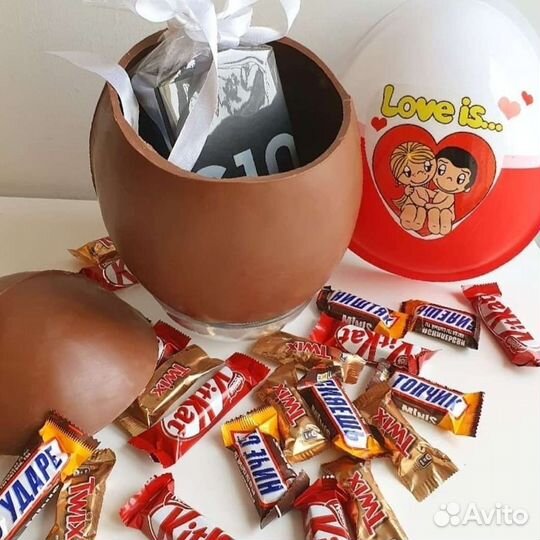 Большие шоколадные яйца и сердца