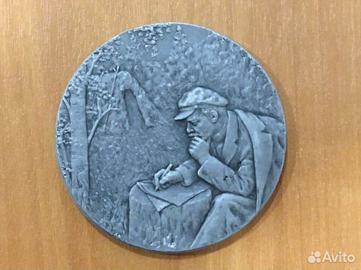 Настольная медаль Ленин в Разливе, в коробке, 1965