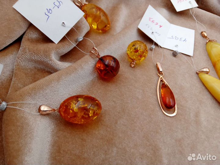 Подвески и кольца с янтарём, золото