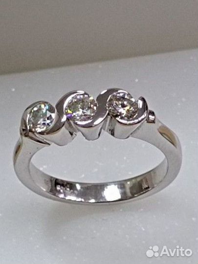 Золотое кольцо 750(18К) с 3 бриллиантами