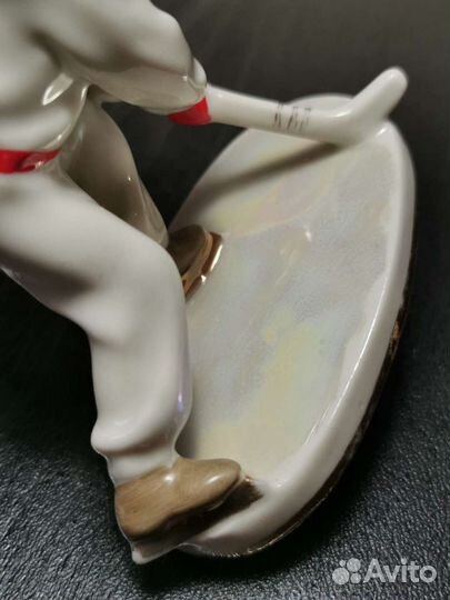 Юный хоккеист, фарфор Лзфи, оригинал