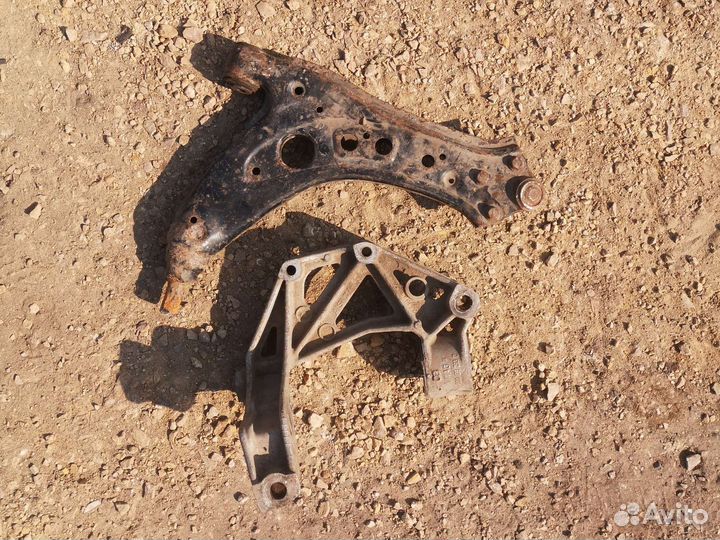 Рычаг левый Skoda Fabia 1