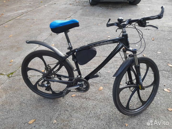 Велосипед на литых дисках BMW