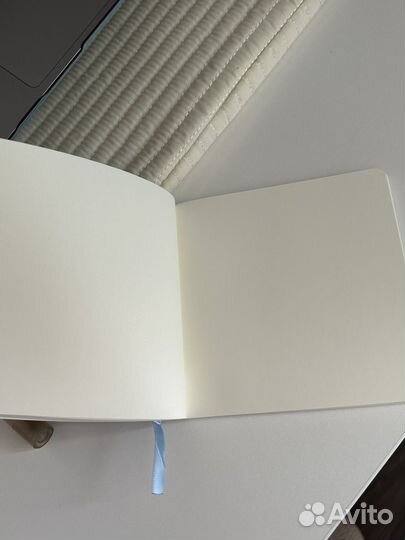 Скетчбук голубой порван внутри