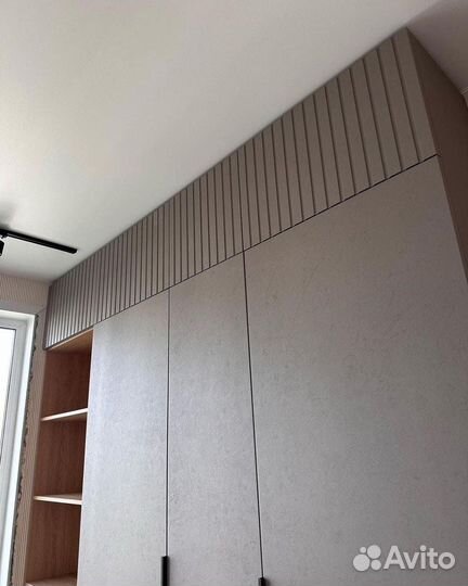 Рабочая зона у окна со шкафом