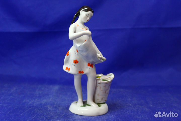 Фарфоровая Статуэтка Девочка с кукурузой СССР лфз