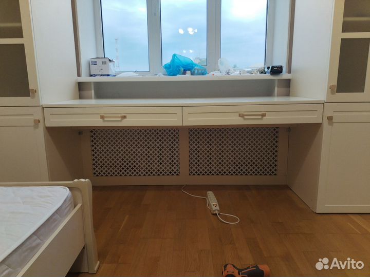 Письменный стол у окна со шкафом