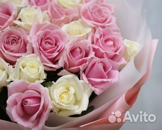 Букет из 39 белых и розовых роз микс 50-60 см