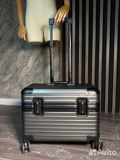 Чемодан на колесах Rimowa