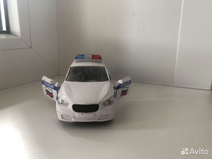 Игрушечный автомобиль