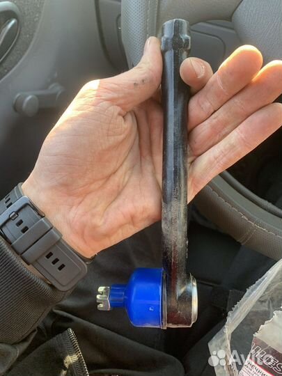 Правый рулевой наконечник на Kia Rio ll 05