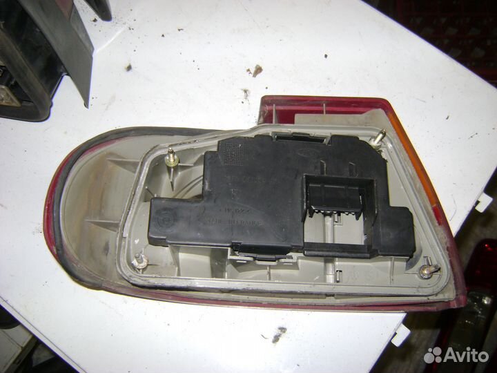 Фонарь задний правый Форд Мондео 1 Ford Mondeo 1