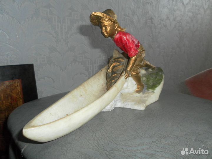 Мальчик С лодкой