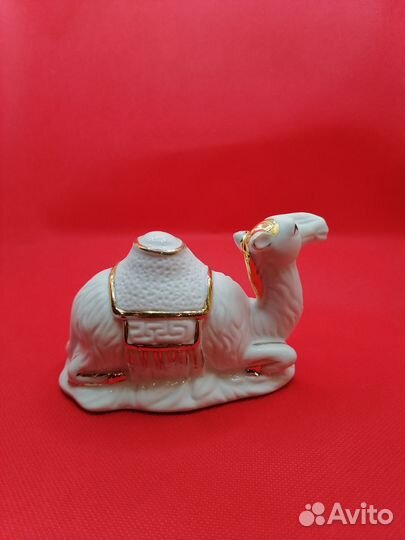 Фарфоровый статуэтки верблюд и котенок