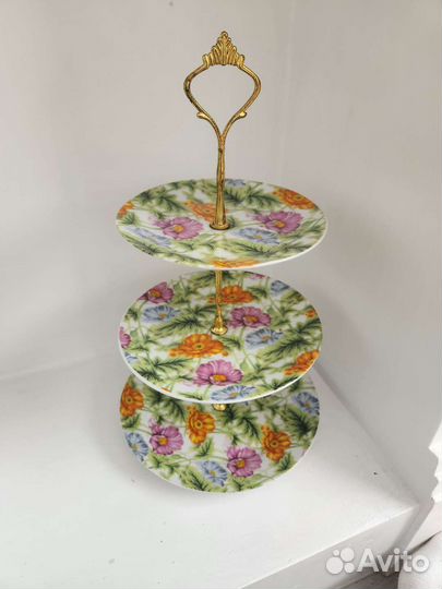 Ваза для фруктов на ножке