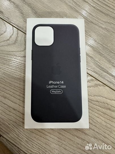 Кожаный чехол на iPhone 14