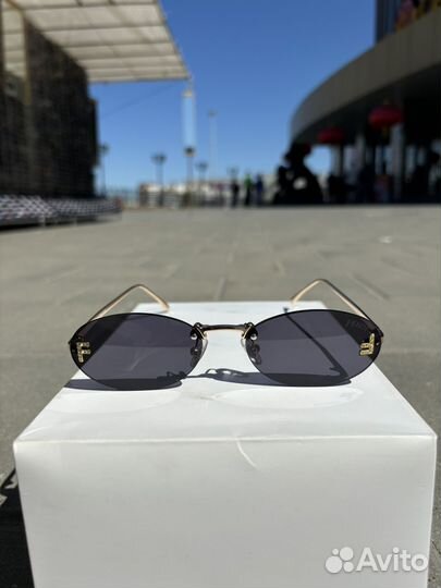Солнцезащитные очки fendi