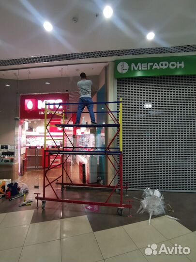 Монтажник рекламы, наклеек