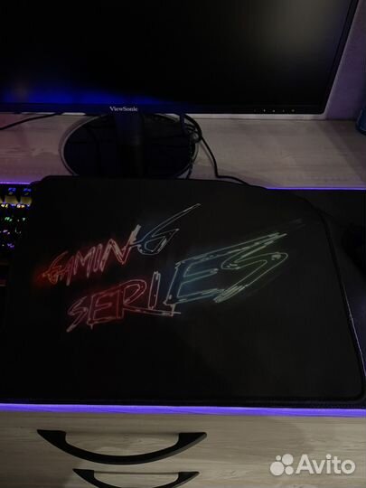 Игровая клавиатура, мышка и коврик