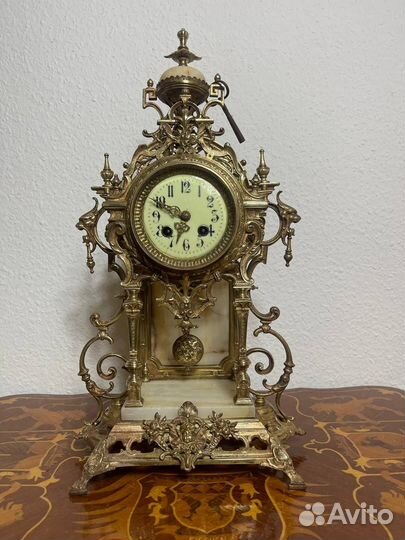 Красивые, бронзовые каминные часы Gustav Becker